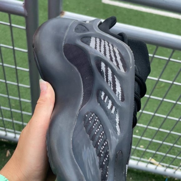 Yeezy 700 noir